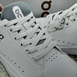 On Running Rodger Advantage size 6 white / rose worn only a few hours